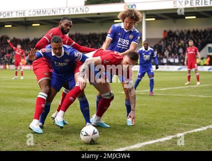 Walsalls Hayden White (links) und Joseph Low (Mitte) kämpfen um den Ball mit Youri Tielemans (2. links) von Leicester City und Wout Faes während des vierten Spiels des Emirates FA Cup im Poundland Bescot Stadium, Walsall. Foto: Samstag, 28. Januar 2023. Stockfoto