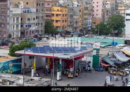 Eine Tankstelle in Karatschi Pakistan, die grüne Energie für den Eigenverbrauch nutzt, das Dach einer Tankstelle voller Solarplatten Stockfoto