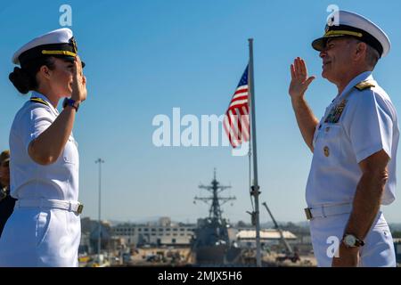 SAN DIEGO (1. September 2022) – Vizeadmiral Roy Kitchener, Befehlshaber der USA Oberflächentruppen der Marine, befördert Lieutenant Commander. Christina A. Danai, Chefingenieur an Bord des kleinen Kampfschiffs USS Manchester (LCS 14). Danai ist Mitglied des Naval Junior Officer Council und erhielt den Joy Bright Hancock Leadership Award 2022 für ihre Führungsqualitäten sowie ihre persönliche und berufliche Exzellenz. Stockfoto