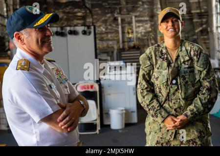 SAN DIEGO (01. September 2022) - Vizeadmiral Roy Kitchener, Commander, Naval Surface Force U.S. Pazifikflotte, führt das Küstenschiff USS Manchester (LCS 14). Während der Tour bewertete Kitchener den aktuellen Stand der Bereitschaft von Bunker Hill und traf sich mit Seeleuten. Stockfoto