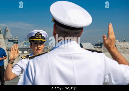 SAN DIEGO (1. September 2022) – Vizeadmiral Roy Kitchener, Befehlshaber der USA Oberflächentruppen der Marine, befördert Lieutenant Commander. Christina A. Danai, Chefingenieur an Bord des kleinen Kampfschiffs USS Manchester (LCS 14). Danai ist Mitglied des Naval Junior Officer Council und erhielt den Joy Bright Hancock Leadership Award 2022 für ihre Führungsqualitäten sowie ihre persönliche und berufliche Exzellenz. Stockfoto