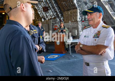 SAN DIEGO (01. September 2022) - Vizeadmiral Roy Kitchener, Commander, Naval Surface Force U.S. Pazifikflotte, führt das Küstenschiff USS Manchester (LCS 14). Während der Tour bewertete Kitchener den aktuellen Stand der Bereitschaft von Bunker Hill und traf sich mit Seeleuten. Stockfoto