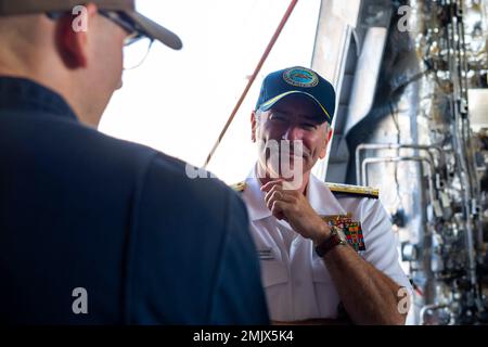 SAN DIEGO (01. September 2022) - Vizeadmiral Roy Kitchener, Commander, Naval Surface Force U.S. Pazifikflotte, führt das Küstenschiff USS Manchester (LCS 14). Während der Tour bewertete Kitchener den aktuellen Stand der Bereitschaft von Bunker Hill und traf sich mit Seeleuten. Stockfoto