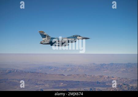 Ein F-16 Fighting Falcon fliegt während einer Routineübung am Nellis Air Force Base, Nevada, 1. September 2022 über den Test- und Trainingsbereich Nevadas. Das Aggressor-Programm begann im Herbst 1972 mit der Aktivierung des 64. Aggressor-Geschwaders. Dieses Programm begann als direkte Folge der hohen Verlustrate bei Luftkämpfen im Vietnamkrieg. Stockfoto