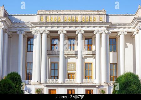 DUSCHANBE, TADSCHIKISTAN - 12. AUGUST 2022: Tadschikische Akademische Ayni-Oper und Balletttheater vor dem blauen Himmel an einem Sommertag. Stockfoto