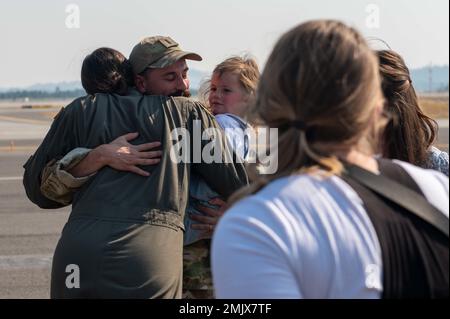 Familie und Freunde begrüßen umgesetzte Mitglieder, die der 92. Luftauftankschwadron auf der Fluglinie am Fairchild Air Force Base, Washington, zugewiesen wurden, am 1. September 2022. Die Luftwaffe der 92. Luftwaffenstaffel kehrten aus dem Einsatz zurück. Stockfoto