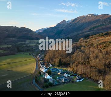 Fortingall-Kirche und Friedhof mit dem berühmten Fortingall Yew, das 2000-9000 Jahre alt sein soll und damit einer der ältesten Bäume in Europa ist. Stockfoto