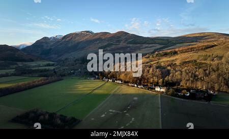 Luftaufnahme des Dorfes Fortingall in der niedrigen Wintersonne mit Peststein, Fortingall Hotel und Kirche mit Fortingall Yew. Stockfoto