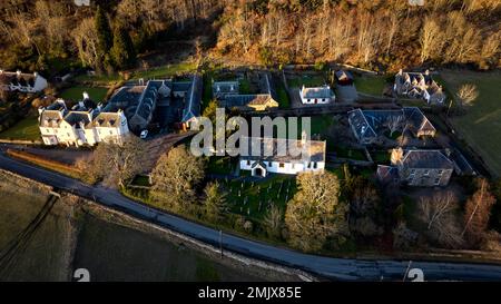 Fortingall-Kirche und Friedhof mit dem berühmten Fortingall Yew, das 2000-9000 Jahre alt sein soll und damit einer der ältesten Bäume in Europa ist. Stockfoto