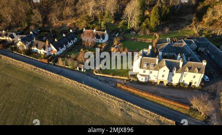 Luftaufnahme des Fortingall Hotels mit Häusern im Kunst- und Kunsthandwerksstil an einem Winterabend. Stockfoto