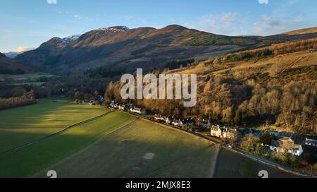 Luftaufnahme des Dorfes Fortingall in der niedrigen Wintersonne mit Peststein, Fortingall Hotel und Kirche mit Fortingall Yew. Stockfoto