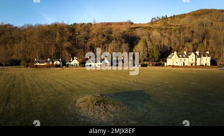 Luftaufnahme des Dorfes Fortingall in der niedrigen Wintersonne mit Peststein, Fortingall Hotel und Kirche mit Fortingall Yew. Stockfoto