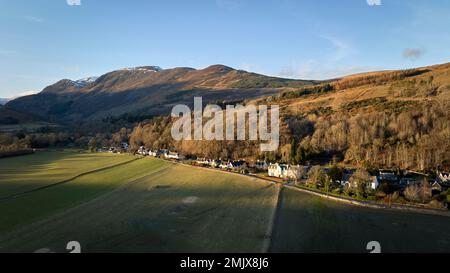 Luftaufnahme des Dorfes Fortingall in der niedrigen Wintersonne mit Peststein, Fortingall Hotel und Kirche mit Fortingall Yew. Stockfoto