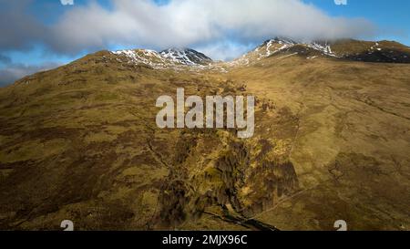 Der Edramucky Trail an den Hängen von Benin Ghlas im Ben Lawers National Nature Reserve, das 1990 abgezäunt wurde und die Auswirkungen der natürlichen Regenerierung zeigt. Stockfoto