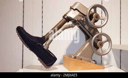 Vintage-Schuh-Stretching in Tragen-Schuh-Maschine Stockfoto