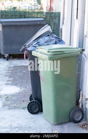 Mülltonnen recyceln Mülltonnen Mülltonnen in städtischen Straßen draußen Stockfoto