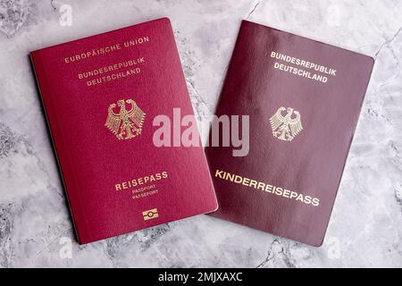 Deutsche und türkische Pässe auf dem Marmorboden. Reisen Sie nach Deutschland. Reisedokumente und Pässe. Visapapier. Stockfoto