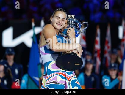 Melbourne, Australien. 28. Januar 2023. Gewinnerin Aryna Sabalenka hält am Samstag, den 28. Januar 202, die Trophäe des Australian Open 2023-Turniers im Melbourne Park © Juergen Hasenkopf / Alamy Live News Stockfoto