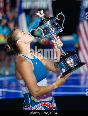 Melbourne, Australien. 28. Januar 2023. Gewinnerin Aryna Sabalenka hält am Samstag, den 28. Januar 202, die Trophäe des Australian Open 2023-Turniers im Melbourne Park © Juergen Hasenkopf / Alamy Live News Stockfoto