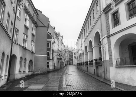 Kopfsteinpflasterstraße der Stadt Görlitz im Winter. Stockfoto