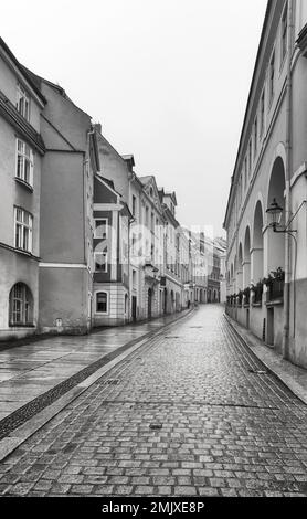 Kopfsteinpflasterstraße der Stadt Görlitz im Winter. Stockfoto