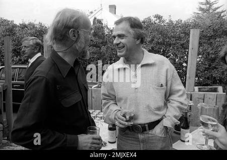 Die US-amerikanischen Fotografen David H. Lyman (links) und William Albert Allard (rechts) unterhalten sich bei den Rockport Photographic Workshops, Rockport, Maine, USA, 1982. Stockfoto