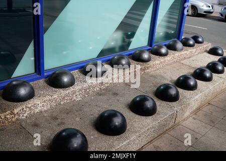 Anti-Obdachlose Spikes feindliche Architektur Straßenmöbel, die defensiv gegen Obdachlose entworfen wurden Stockfoto