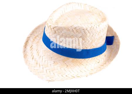 Strohhut mit blauem Band auf weißem Hintergrund, Seitenansicht Stockfoto