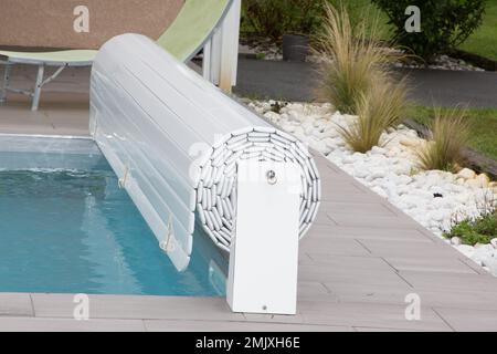 Starre Poolabdeckung am Rand des Swimmingpools Stockfoto