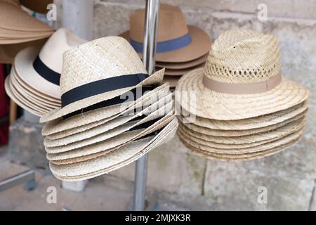 Verschiedene Hüte zum Verkauf im Straßenmarkt Stockfoto