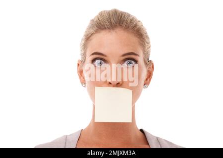 Haftnotiz, Wow und schockiertes Gesicht einer Frau mit verdecktem Mund, isoliert vor einem weißen Studiohintergrund. Porträt von überrascht, wachsam und zensiert Stockfoto