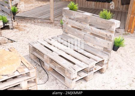 Außenbänke aus alten Holzpaletten an der Sandstrand-Bar Stockfoto