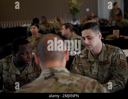 Luftwaffe des 195. Wing, California Air National Guard, führt beim Front Line Supervisor Summit im Peach Tree Golf and Country Club, Marysville, Kalifornien, am 31. August 2022 Ausbruchssitzungen durch. Auf dem Gipfel wurden Präsentationen von Agenturen aus Across the Wing und State zu Themen wie Leadership-Szenarien, Four Lenses, Empathie und Achtsamkeit sowie Finanzen präsentiert. Zusätzlich zu den Präsentationen gab es Break-out-Sitzungen, um Themen sowie Teambuilding-Aktivitäten zu diskutieren. Stockfoto