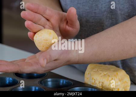 Brasilianisches Käsebrötchen, bekannt als Chipa, traditionell als Snack verwendet, wird durch Backen von Grund auf zubereitet Stockfoto