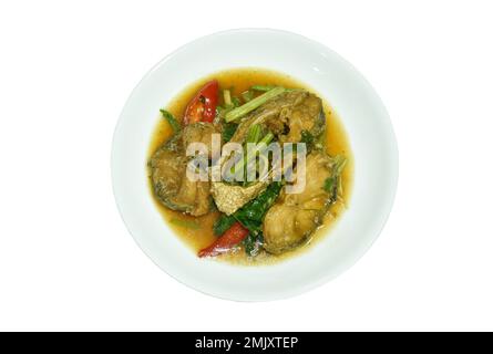 Frittierter, in Scheiben gestreifter Schlangenkopffisch mit Ingwer und Sellerie auf dem Teller Stockfoto