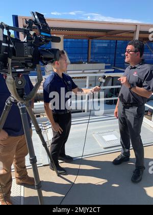 Jorge Torres, ein Fernsehreporter aus Arizona, interviewt am 1. September den stellvertretenden Sekretär der Armee für zivile Arbeiten, Michael Connor, nach einer Pressekonferenz in der Kyrene Wasseraufbereitungsanlage in Tempe, Arizona. Während der Pressekonferenz kündigte der Kongressabgeordnete Greg Stanton aus Arizona $37 Millionen an Mitteln für das Projekt an. Das Projekt dient der Sammlung und Wiederverwendung von aufgewonnenem Wasser. (Foto von Robert Deaux, Los Angeles District PAO) Stockfoto