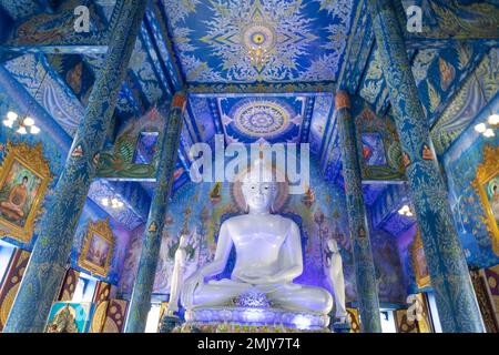 Chaing rai, Thailand - Januar 14 2023 : Buddha-Statue in blauem Tempel ist Symbol des Chaing rai Stockfoto