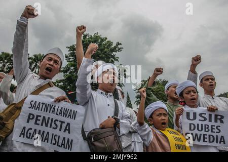 Bogor, Indonesien. 27. Januar 2023. Indonesische Muslime nehmen an einem Protest gegen Schwedisch-Dänisch Teil, um die jüngste Schändung des heiligen islamischen Buches Koran durch einen rechtsextremen Politiker Rasmus Paludan in Bogor, West-Java, Indonesien, am 27. Januar 2023 anzuprangern. Die globale islamische Gemeinschaft verurteilte Islamfeindlichkeit, nachdem der schwedisch-dänische rechtsextreme Politiker Rasmus Paludan bei einer Kundgebung in Stockholm am 21. Januar eine Kopie des Korans verbrannte. (Foto: ANDI M RIDWAN/INA PHOTO AGENCY/SIPA USA) Guthaben: SIPA USA/Alamy Live News Stockfoto