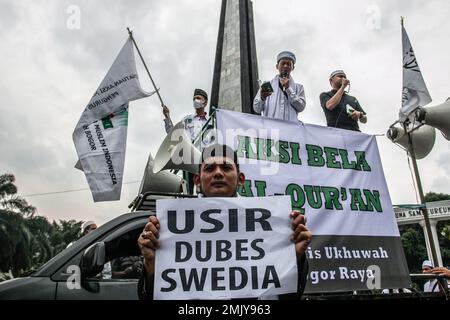 Bogor, Indonesien. 27. Januar 2023. Indonesische Muslime nehmen an einem Protest gegen Schwedisch-Dänisch Teil, um die jüngste Schändung des heiligen islamischen Buches Koran durch einen rechtsextremen Politiker Rasmus Paludan in Bogor, West-Java, Indonesien, am 27. Januar 2023 anzuprangern. Die globale islamische Gemeinschaft verurteilte Islamfeindlichkeit, nachdem der schwedisch-dänische rechtsextreme Politiker Rasmus Paludan bei einer Kundgebung in Stockholm am 21. Januar eine Kopie des Korans verbrannte. (Foto: ANDI M RIDWAN/INA PHOTO AGENCY/SIPA USA) Guthaben: SIPA USA/Alamy Live News Stockfoto