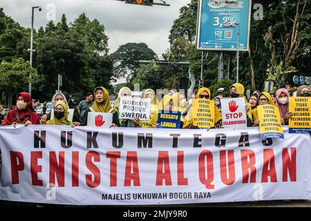 Bogor, Indonesien. 27. Januar 2023. Indonesische Muslime nehmen an einem Protest gegen Schwedisch-Dänisch Teil, um die jüngste Schändung des heiligen islamischen Buches Koran durch einen rechtsextremen Politiker Rasmus Paludan in Bogor, West-Java, Indonesien, am 27. Januar 2023 anzuprangern. Die globale islamische Gemeinschaft verurteilte Islamfeindlichkeit, nachdem der schwedisch-dänische rechtsextreme Politiker Rasmus Paludan bei einer Kundgebung in Stockholm am 21. Januar eine Kopie des Korans verbrannte. (Foto: ANDI M RIDWAN/INA PHOTO AGENCY/SIPA USA) Guthaben: SIPA USA/Alamy Live News Stockfoto