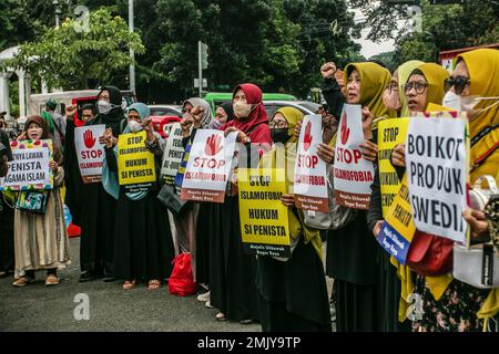 Bogor, Indonesien. 27. Januar 2023. Indonesische Muslime nehmen an einem Protest gegen Schwedisch-Dänisch Teil, um die jüngste Schändung des heiligen islamischen Buches Koran durch einen rechtsextremen Politiker Rasmus Paludan in Bogor, West-Java, Indonesien, am 27. Januar 2023 anzuprangern. Die globale islamische Gemeinschaft verurteilte Islamfeindlichkeit, nachdem der schwedisch-dänische rechtsextreme Politiker Rasmus Paludan bei einer Kundgebung in Stockholm am 21. Januar eine Kopie des Korans verbrannte. (Foto: ANDI M RIDWAN/INA PHOTO AGENCY/SIPA USA) Guthaben: SIPA USA/Alamy Live News Stockfoto