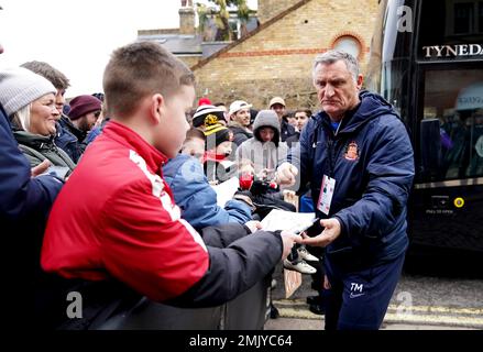 Tony Mowbray, Manager von Sunderland, signiert ein Autogramm für einen Fan, der vor dem vierten Spiel des Emirates FA Cup in Craven Cottage, London, ankommt. Foto: Samstag, 28. Januar 2023. Stockfoto