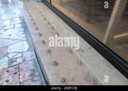 Straßenmöbel gegen Obdachlose Stockfoto