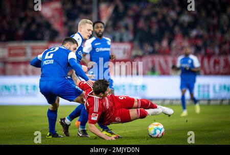 Düsseldorf, Deutschland. 27. Januar 2023. Cristiano Piccini, Julian Rieckmann (FCM), Dawid Kownacki (F95) Fortuna Düsseldorf - 1. FC Magdeburg Bundesliga Stockfoto