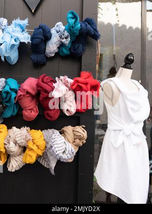 Viele farbenfrohe Schals hängen auf der Ladenausstellung im Einkaufsstraße Markt Kleiderladen Stockfoto