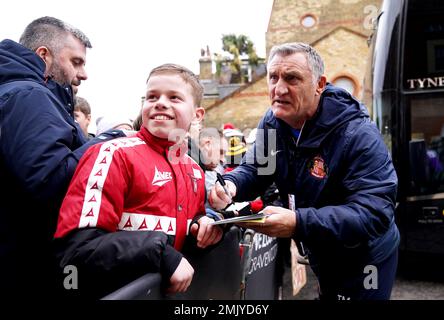 Tony Mowbray, Manager von Sunderland, signiert ein Autogramm für einen Fan, der vor dem vierten Spiel des Emirates FA Cup in Craven Cottage, London, ankommt. Foto: Samstag, 28. Januar 2023. Stockfoto