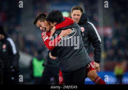 Düsseldorf, Deutschland. 27. Januar 2023. Torjubel: Shinta Appelkamp (F95) und Dolmetscher Taiki Hirooka Fortuna Düsseldorf - 1. FC Magdeburg Bundesliga Stockfoto