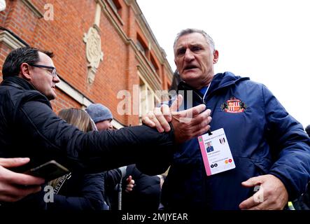 Tony Mowbray, Manager von Sunderland, schüttelt einem Fan die Hand, wenn er vor dem vierten Spiel des Emirates FA Cup in Craven Cottage, London ankommt. Foto: Samstag, 28. Januar 2023. Stockfoto