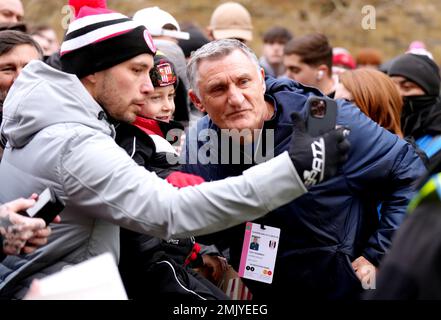 Tony Mowbray, Manager von Sunderland, macht ein Foto mit einem Fan, der vor dem vierten Spiel des Emirates FA Cup in Craven Cottage, London, ankommt. Foto: Samstag, 28. Januar 2023. Stockfoto