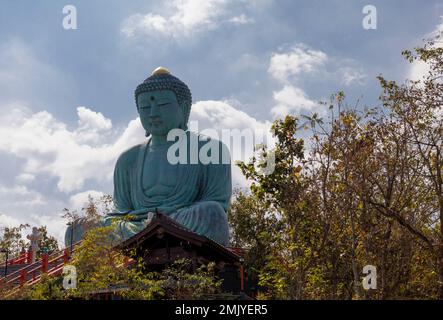 Die Bronzestatue des Großen Buddha (Daibutsu) des buddhistischen Tempels Wat Doi Phra Chan-in, japanischer Tempel Stockfoto